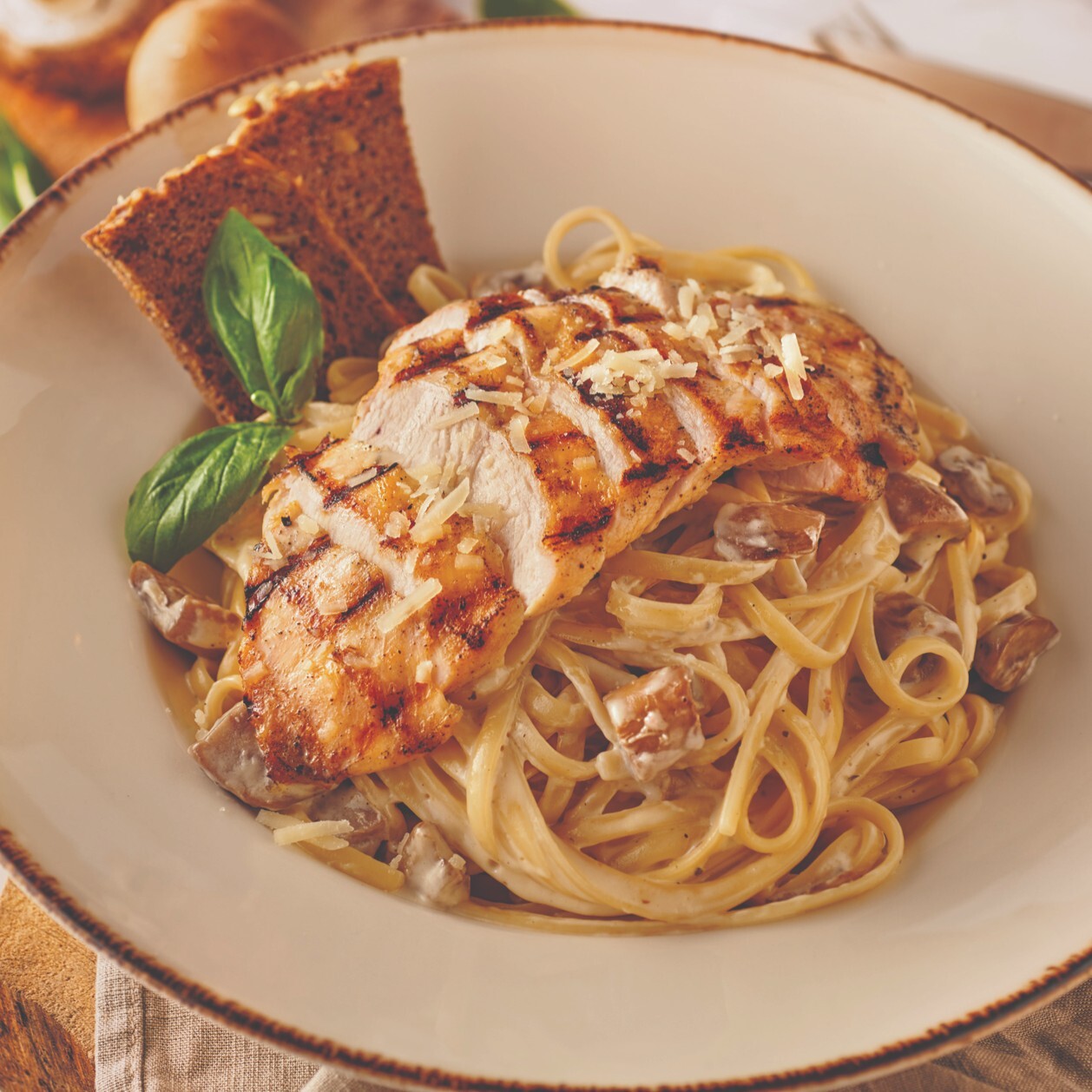 Izgara Tavuklu Carbonara Makarna