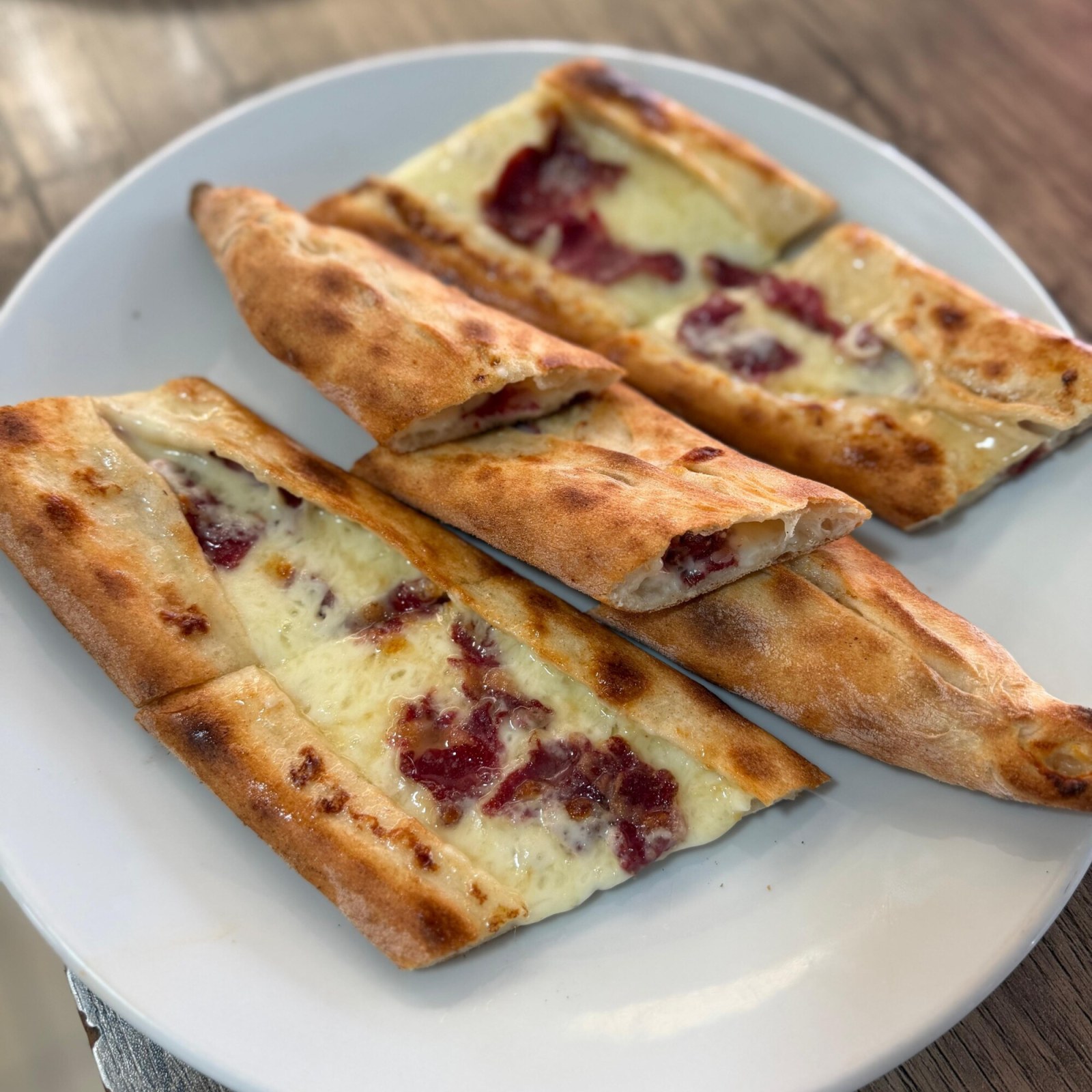 Kaşarlı Pastırmalı Pide