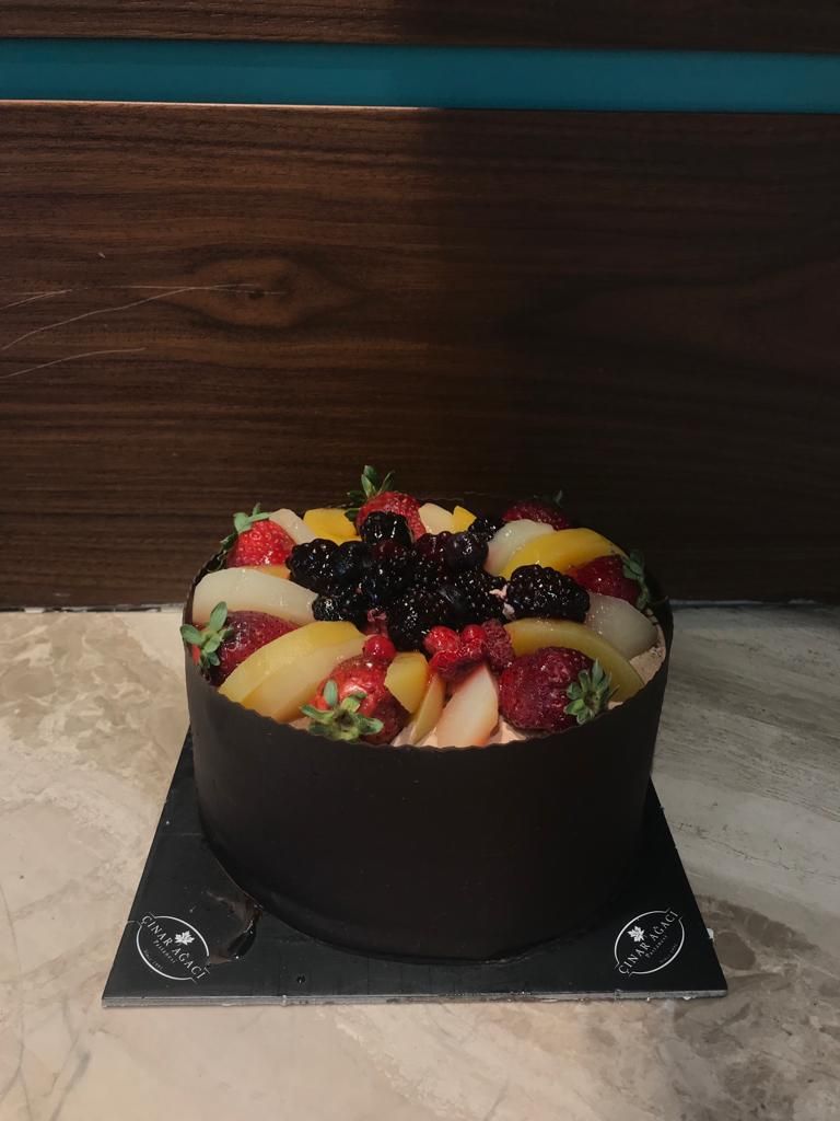 Karışık Meyveli Çikolatalı Pasta (7-9 Kişilik)