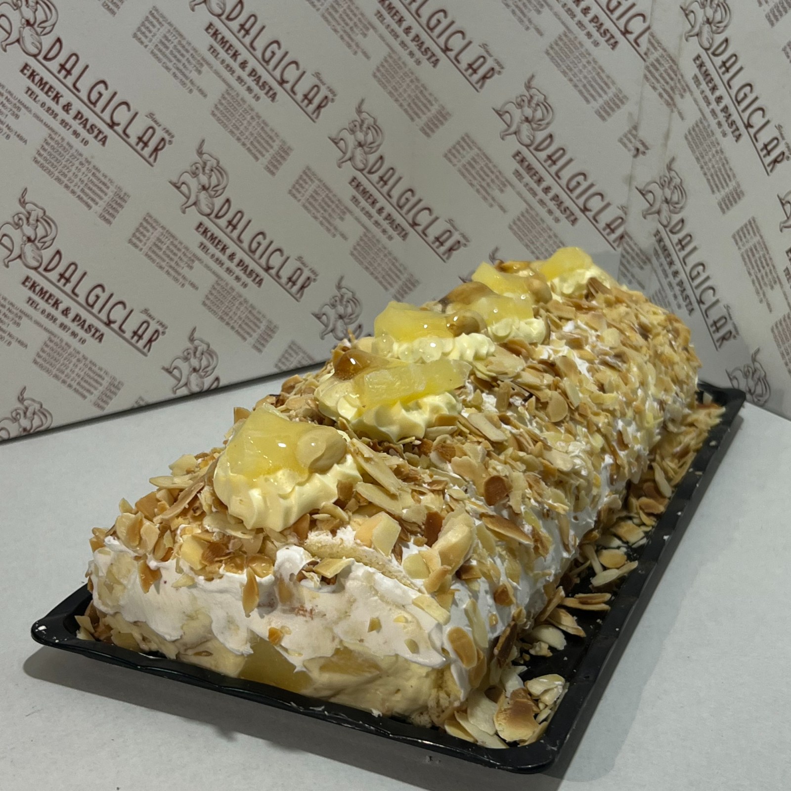 Ananas Bademli Pavlova