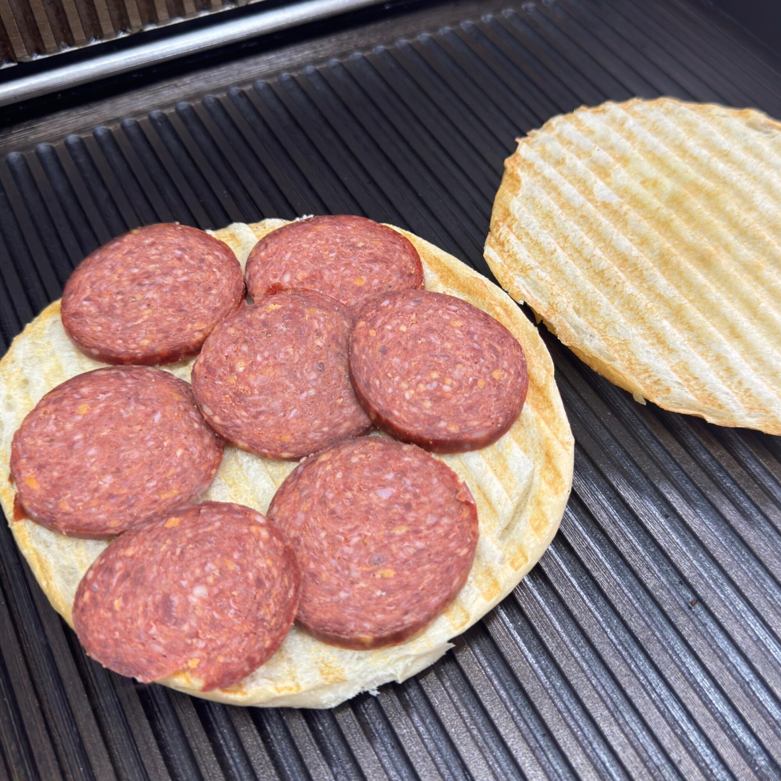 Yuvarlak tost ekmeği Sucuklu