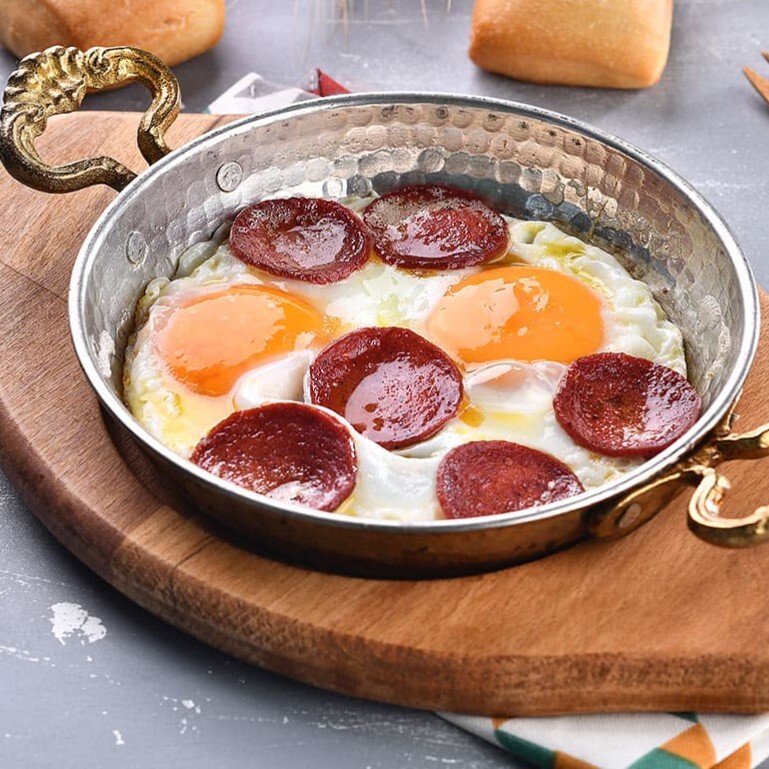 Sahanda Sucuklu Yumurta