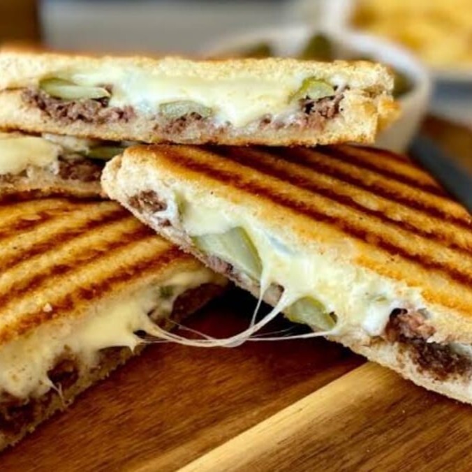 Kavurmalı Kaşarlı Tost