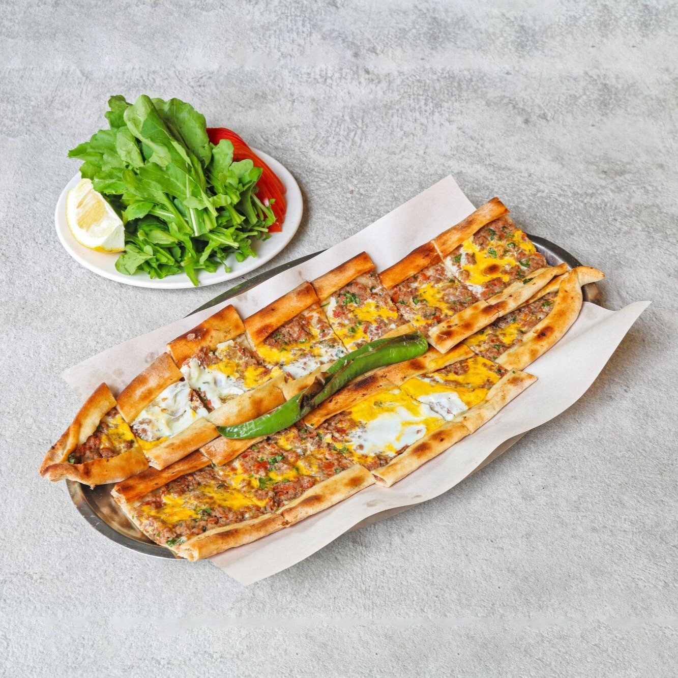 Kıymalı Yumurtalı Pide (Açık)