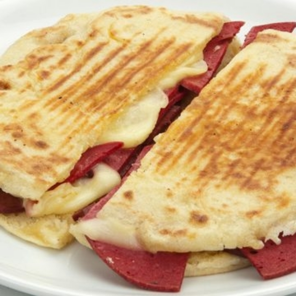 Sucuklu Kaşarlı Bazlama Tost