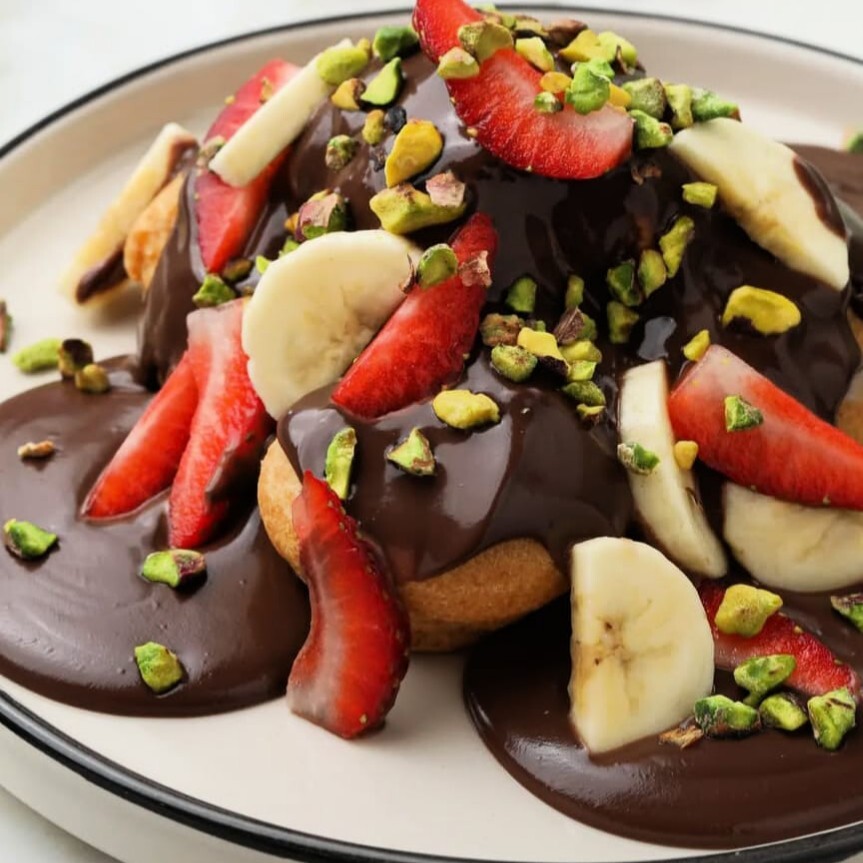 Çilek Muz ve Antep Fıstıklı Profiterol