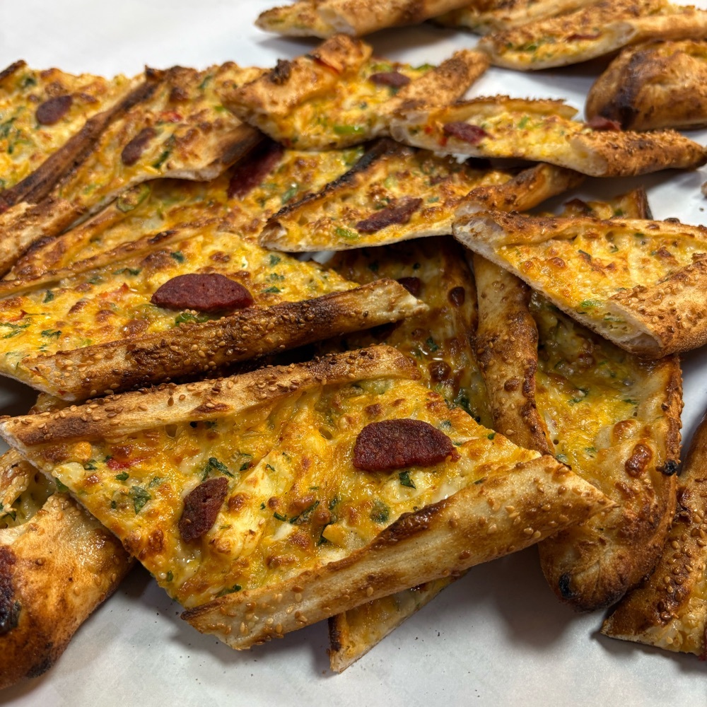 Karışık sucuklu Kaşarlı Malzemeli Pide
