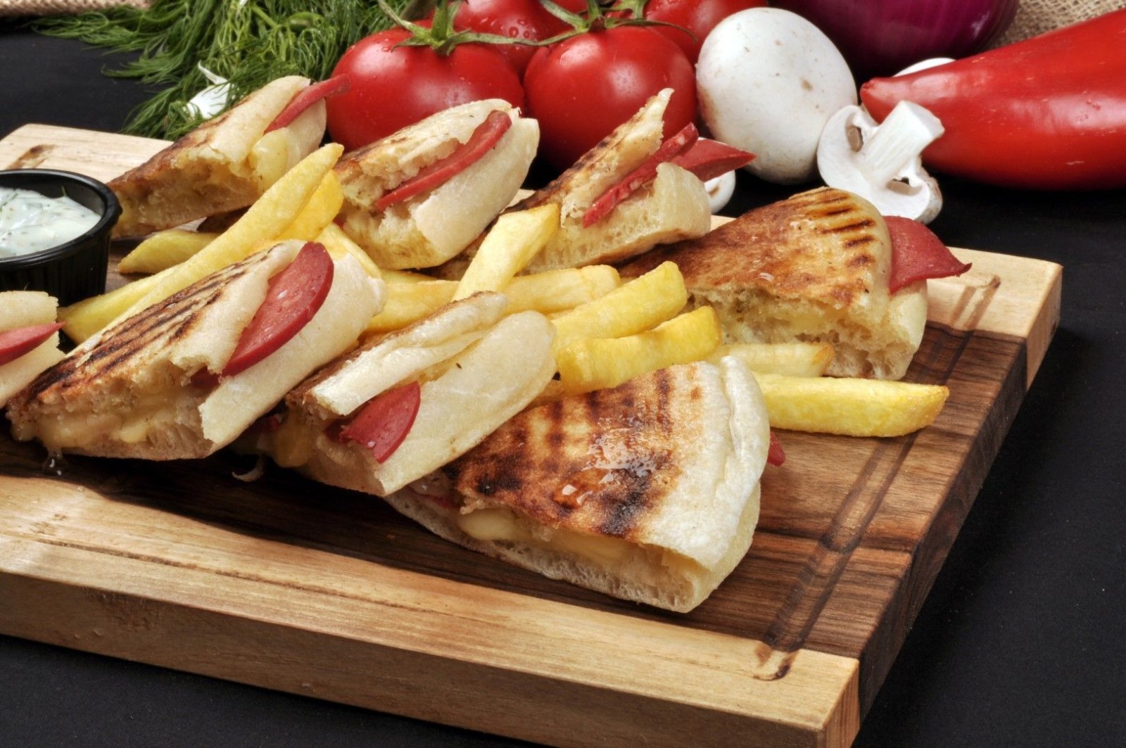 Salçalı Kaşarlı Sucuklu Bazlama Tost