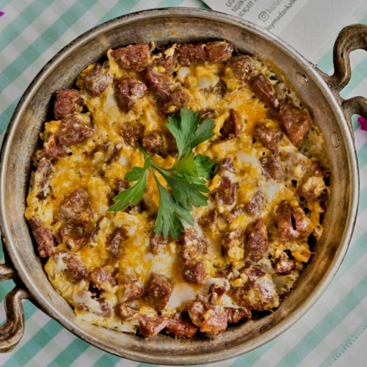 Kavurmalı Kaşarlı Yumurta