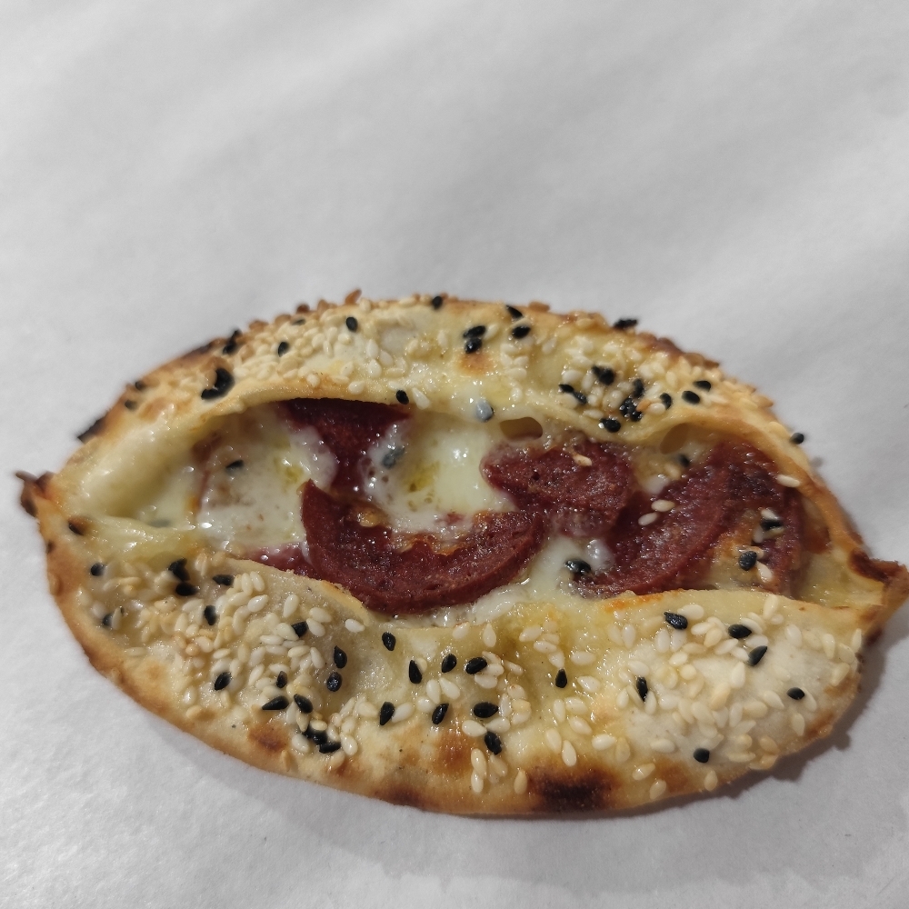 Sucuk kaşar susamlı fındık börek ( 1 adet )
