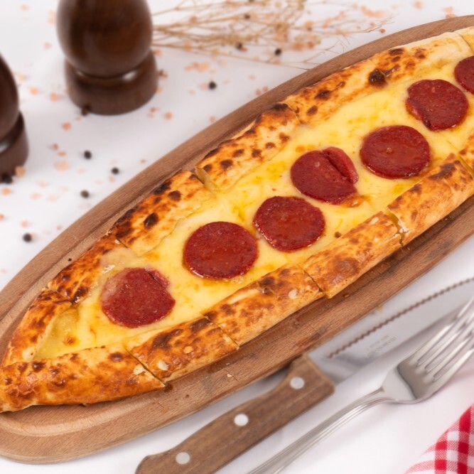 Kaşarlı Sucuklu Pide