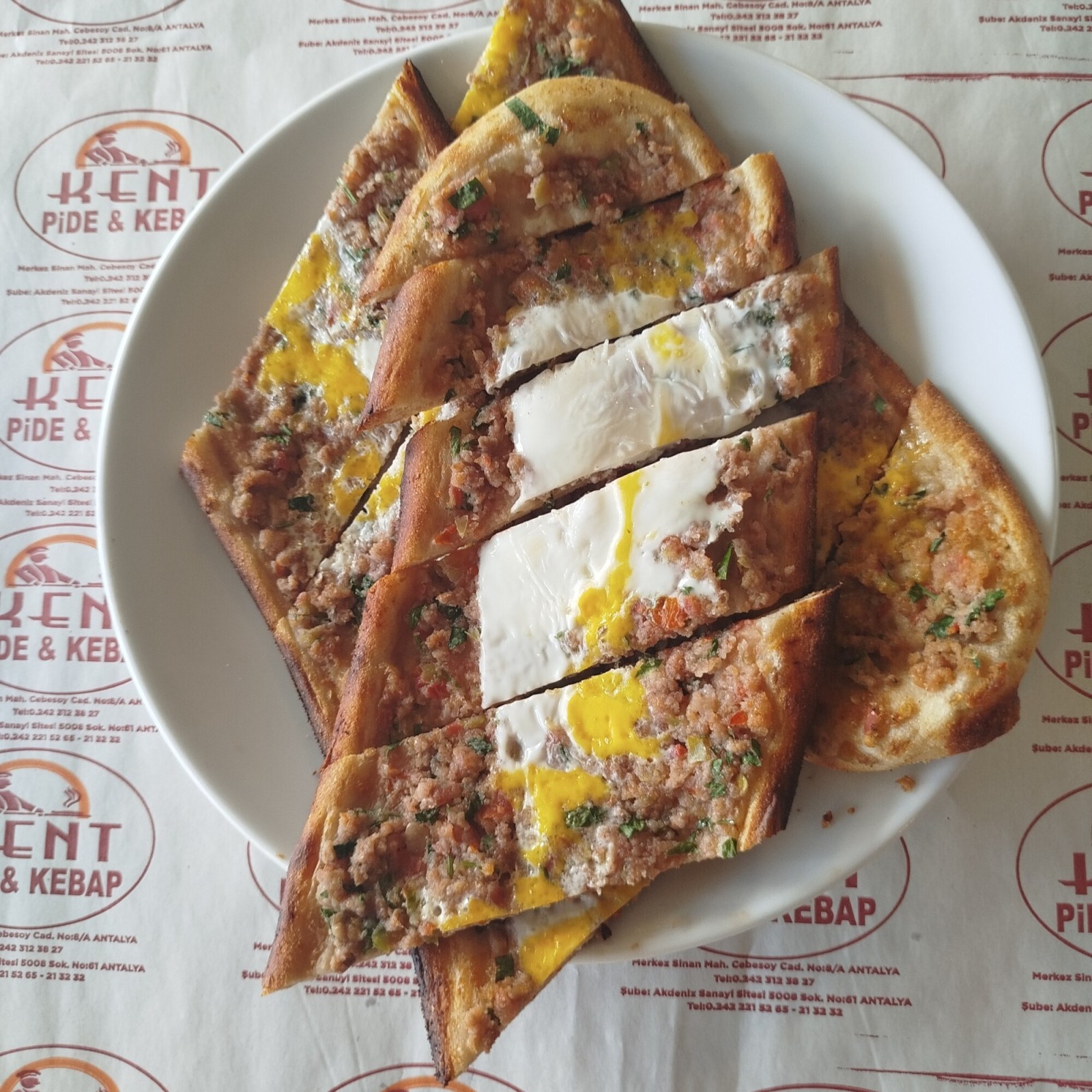 Kaşarlı Yumurtalı Domatesli Pide