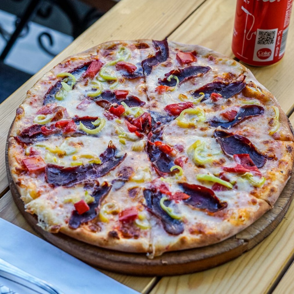 Pastırmalı Pizza (30 cm.) + 330 ml Coca-cola