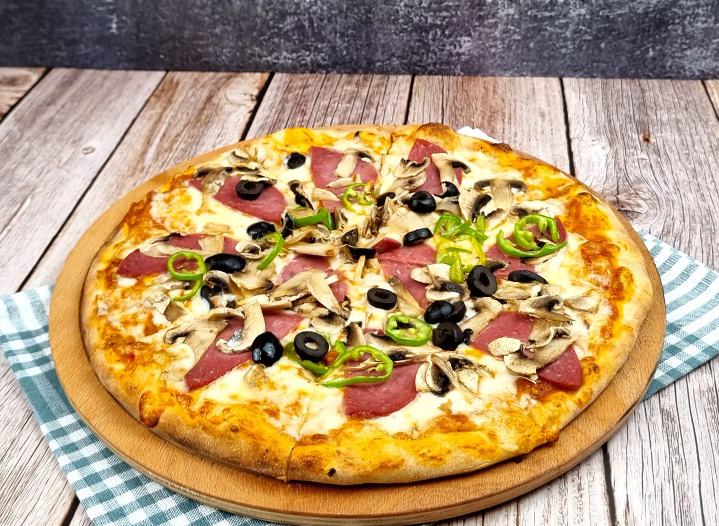 Salamlı Pizza