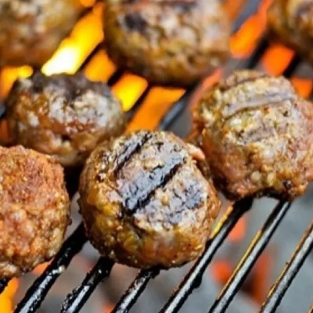 Köfte (1 kg) + 5 çeşit meze+ pirinç pilavı+ 1 litre kola
