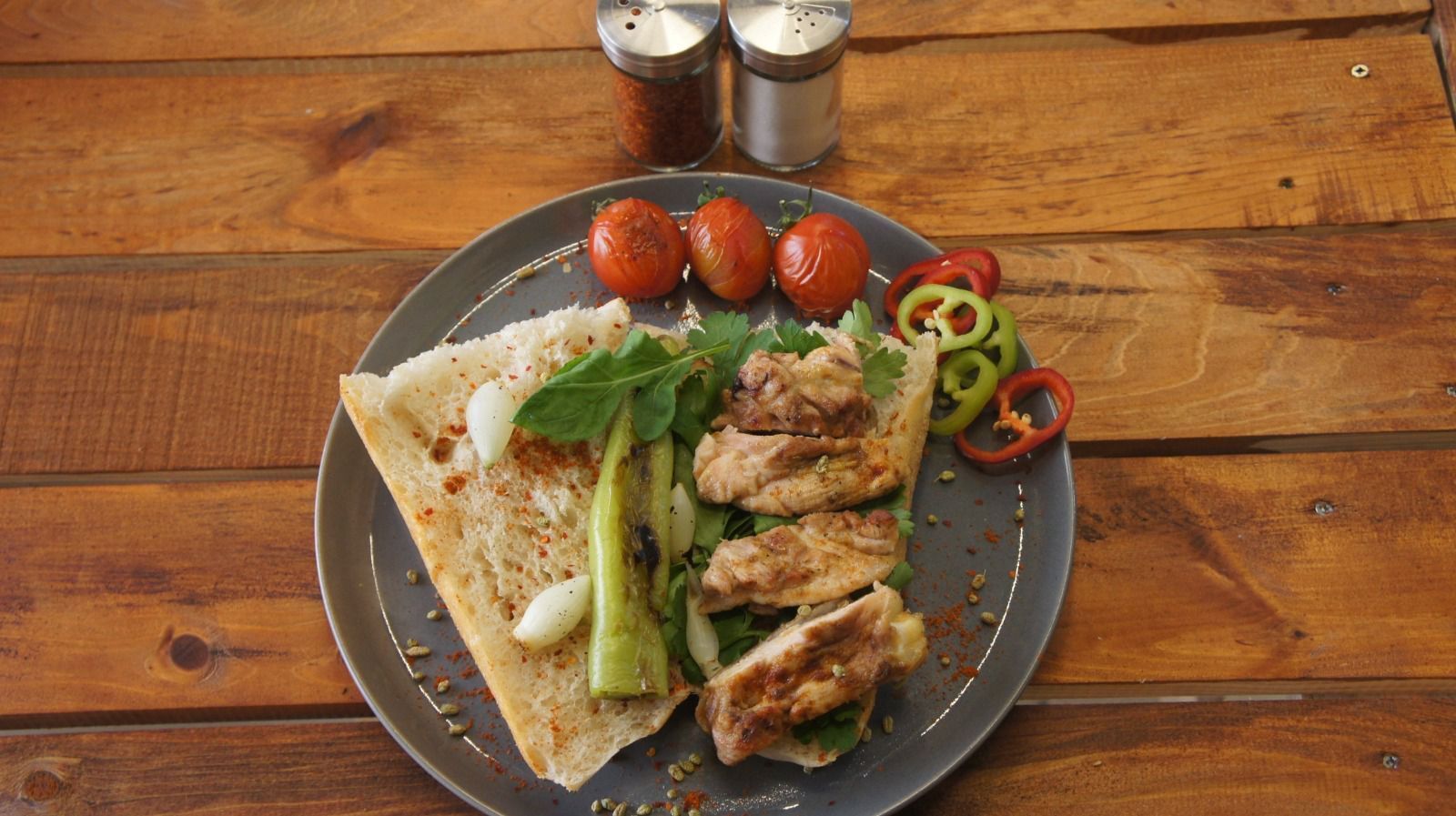 Yarım Ekmek Izgara Tavuk İncik