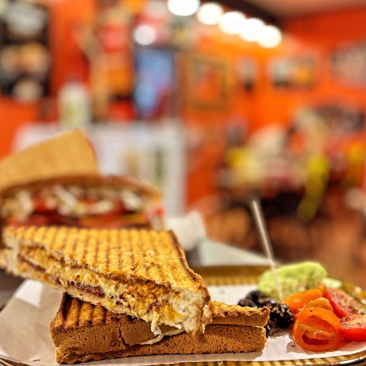 Kaşarlı Tost /Domates, Salatalık, Zeytin ile