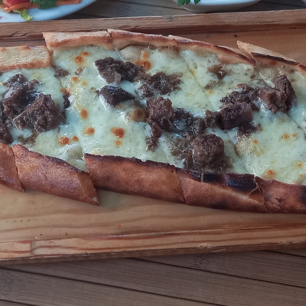 Kavurmalı Pide