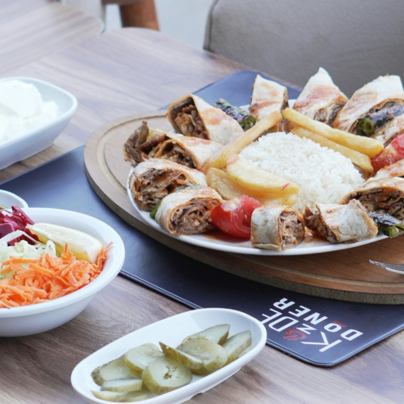 Beyti Et Döner Közde Özel pişirilmiş Tereyağında Közlenmiş Yaprak Yaprak Beyti Döner