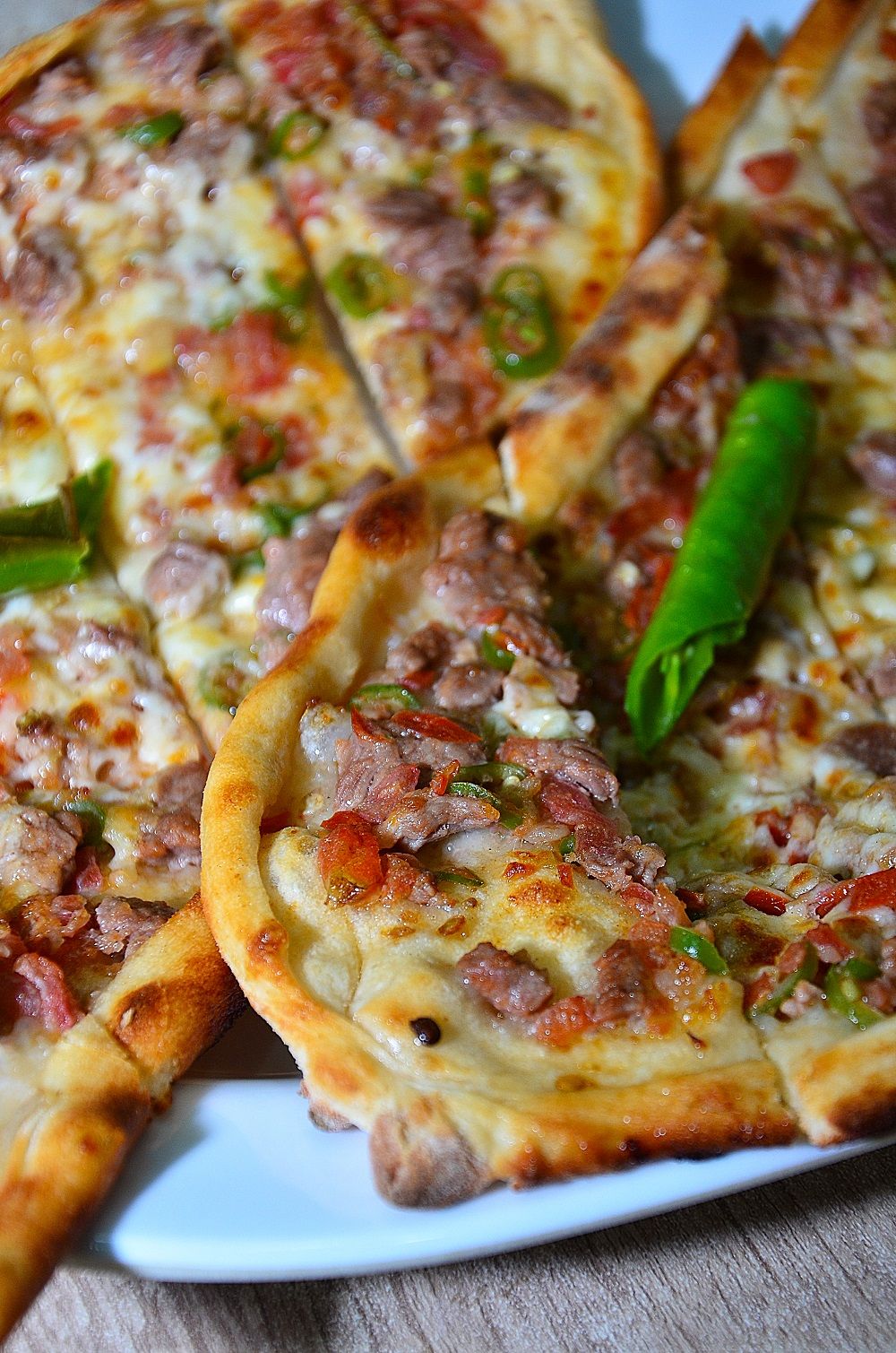 Kuşbaşılı Kaşarlı Pide