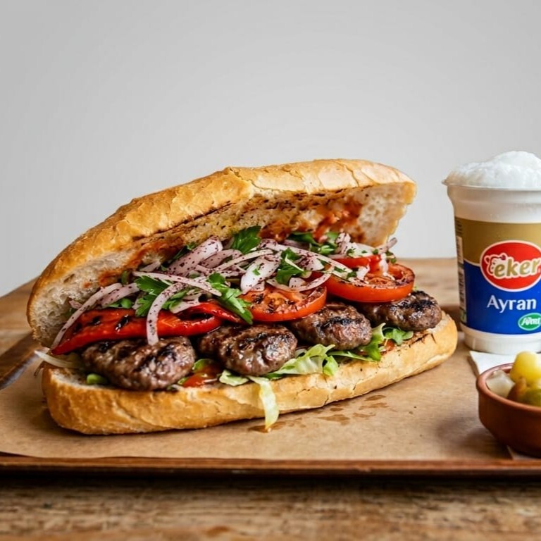 2 adet tam ekmek ızgara köfte Küçük ayran 2 özel sos