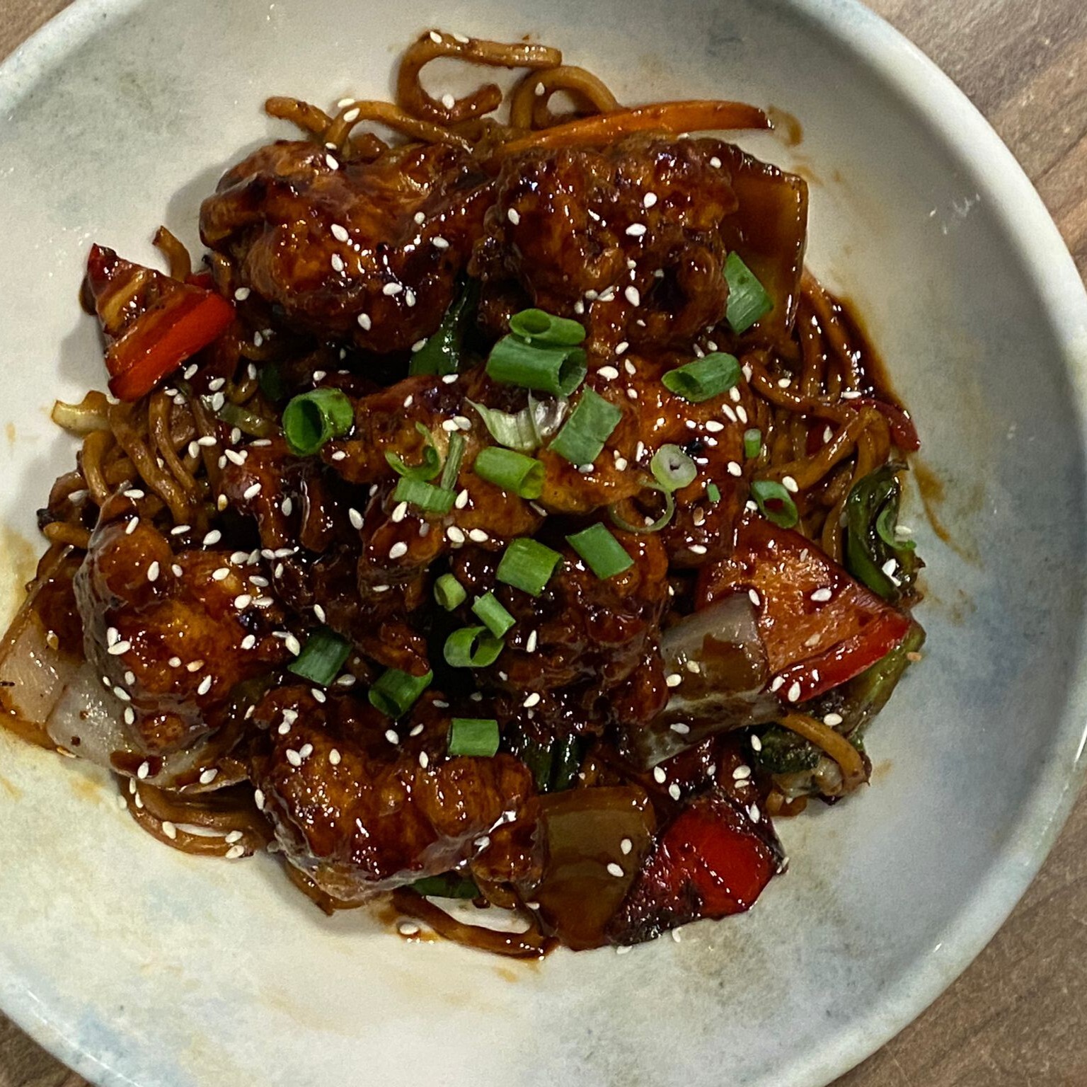Noodle Üstü Teriyaki Soslu Tavuk