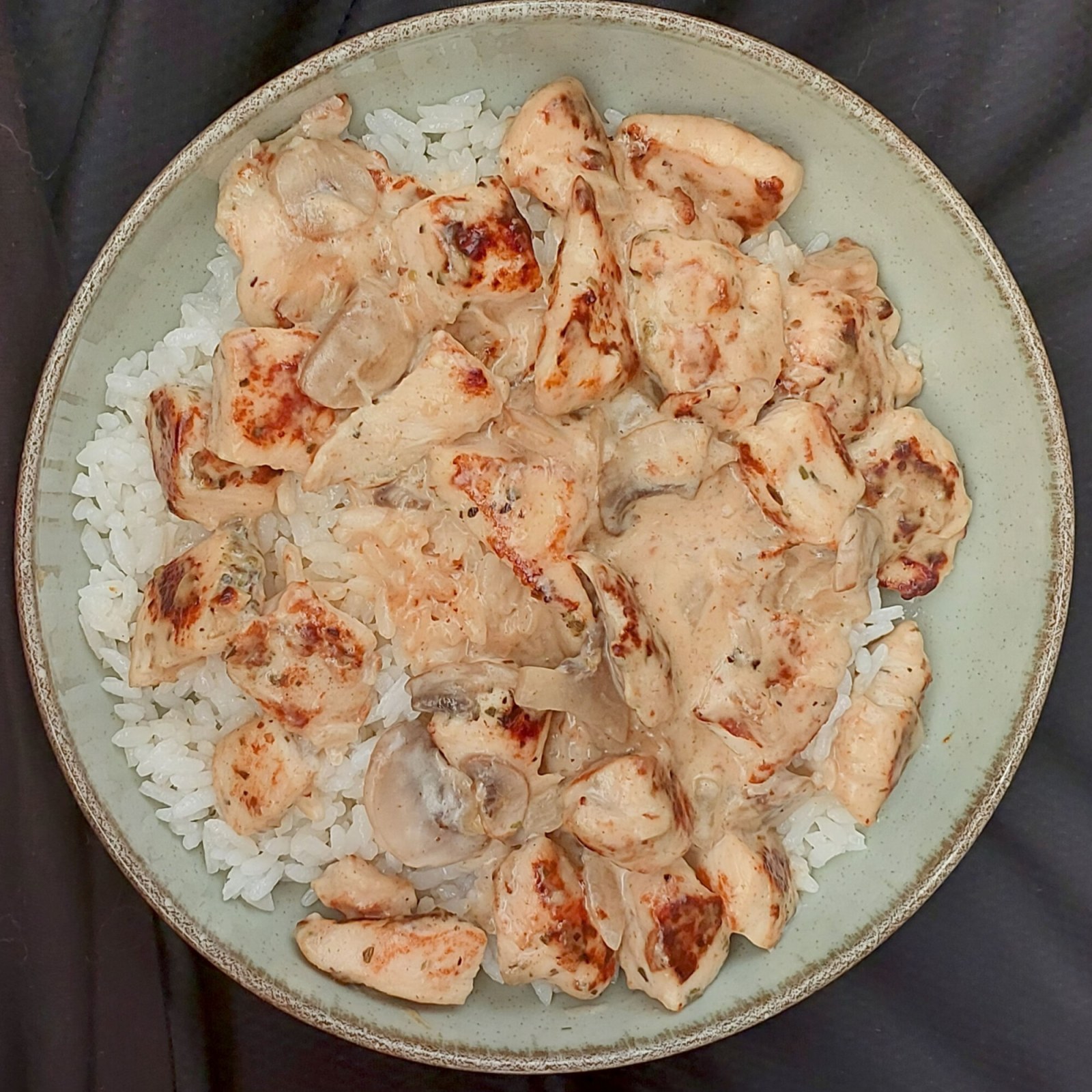 Pilav üstü Mantar Soslu Tavuk Menü
