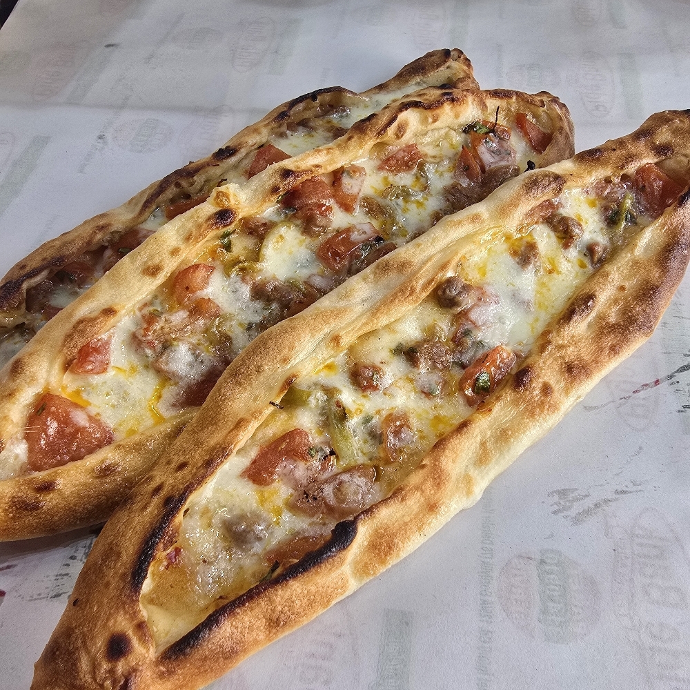 Kuşbaşılı Kaşarlı Mini Pide