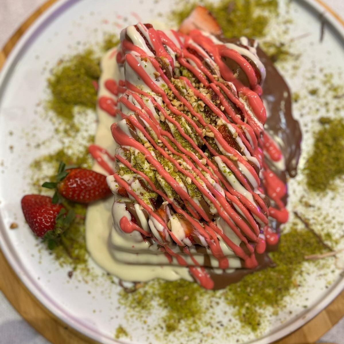 Sütlü/Beyaz Çikolatalı Çilek Soslu Çilekli Waffle (Küçük)