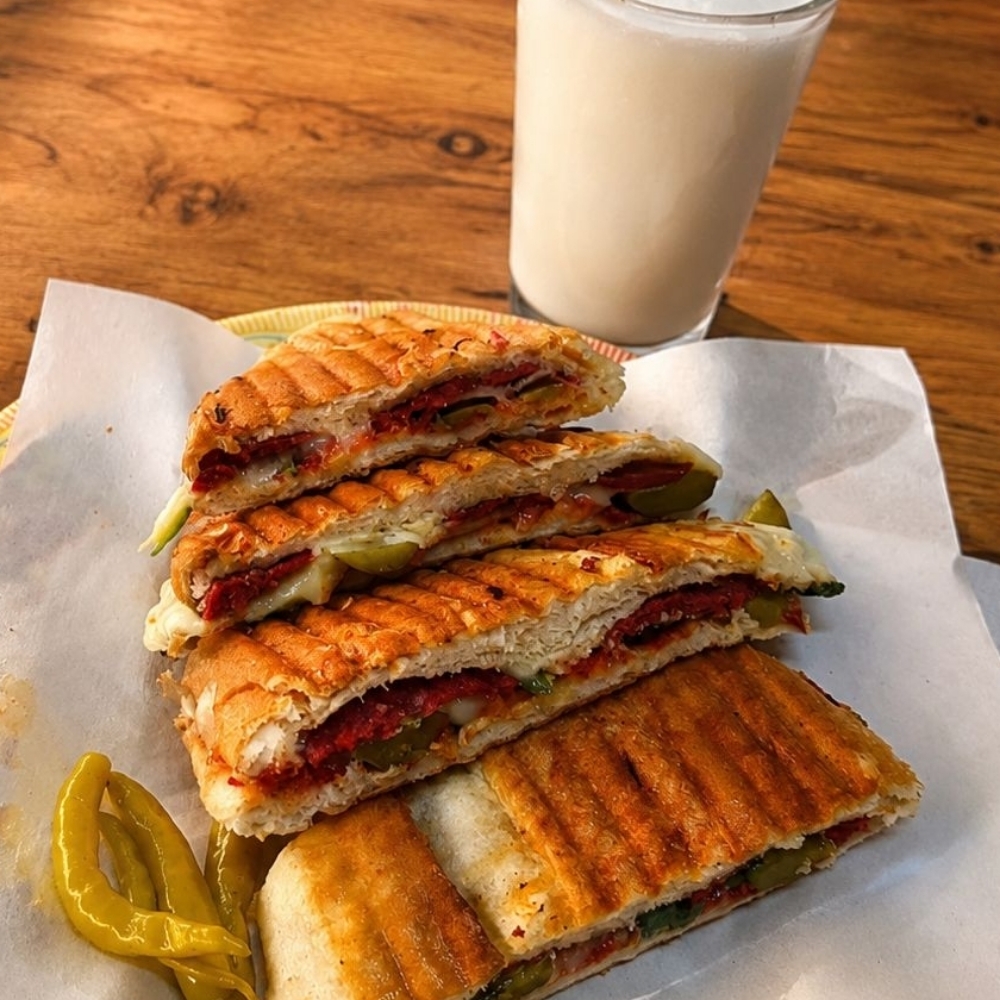 Üç Çeyrek Tost & Ayran (200 ml)