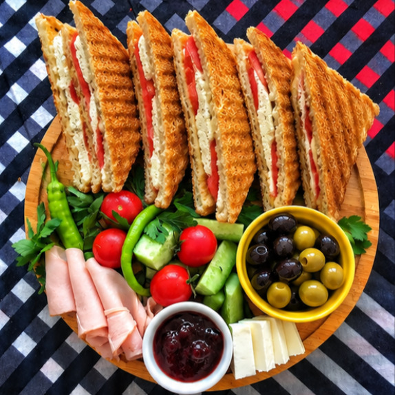 Beyaz Peynirli Domatesli Tost