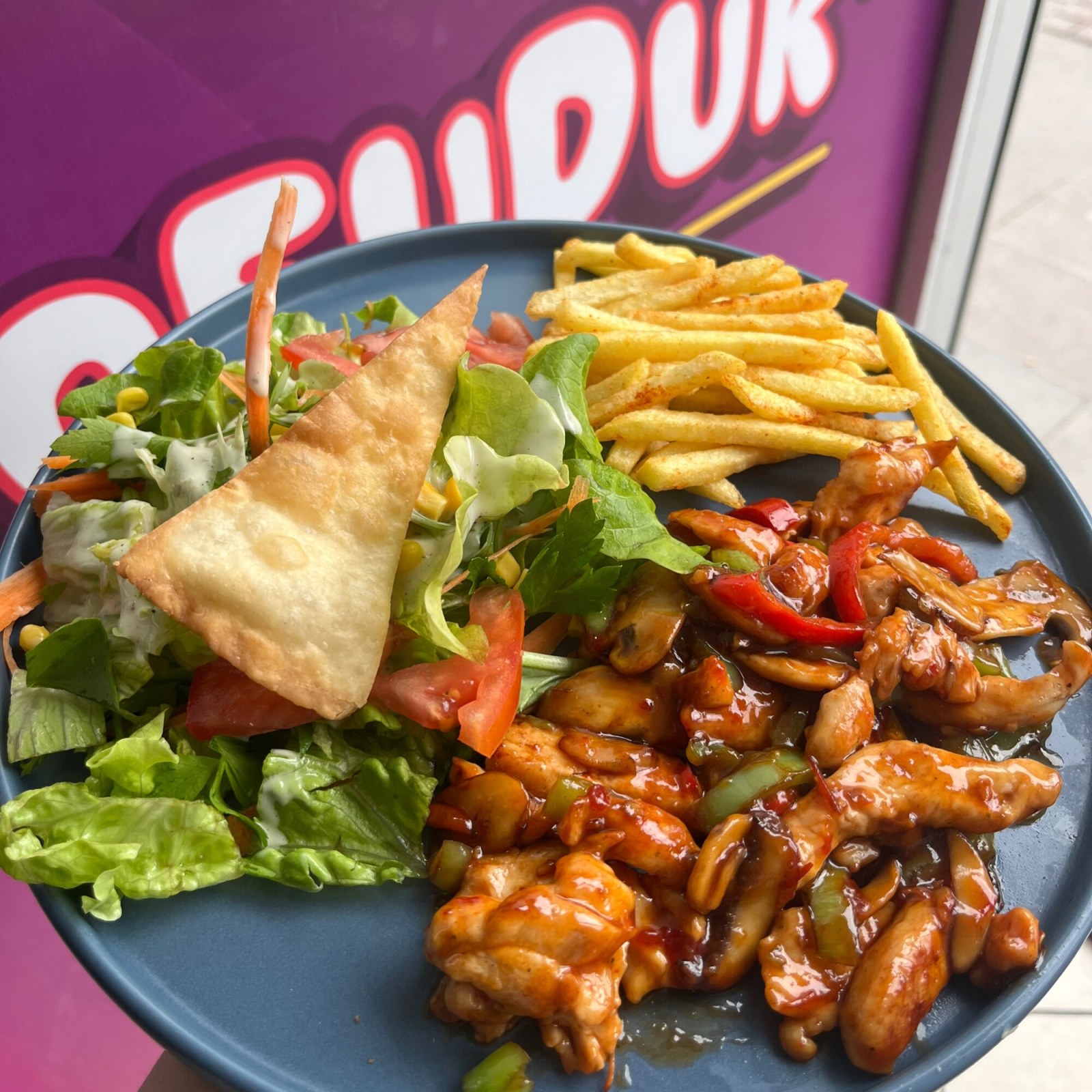Tatlı biber ( sweat chili ) Soslu Tavuk + Salata + Patates