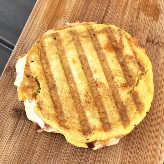 Bazlama Ekmek Kaşarlı Sanayi Tostu