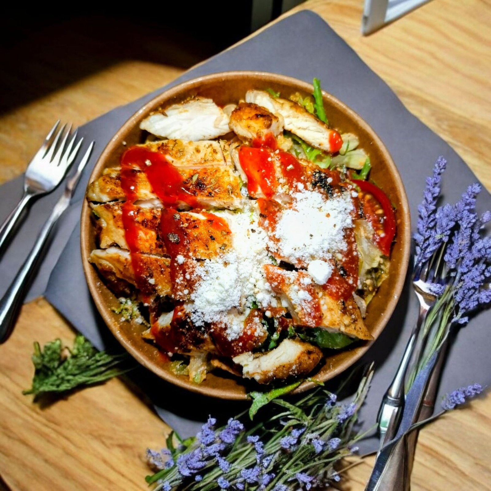 Acılı Tavuklu Sezar Salata