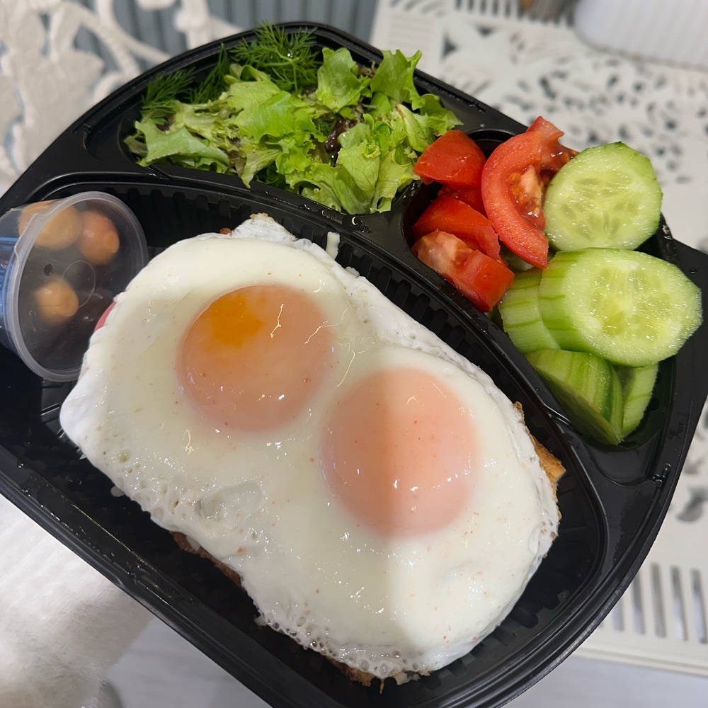 Ekmek Üstü Kahvaltı Tabağı (göz yumurta ve salamlı)