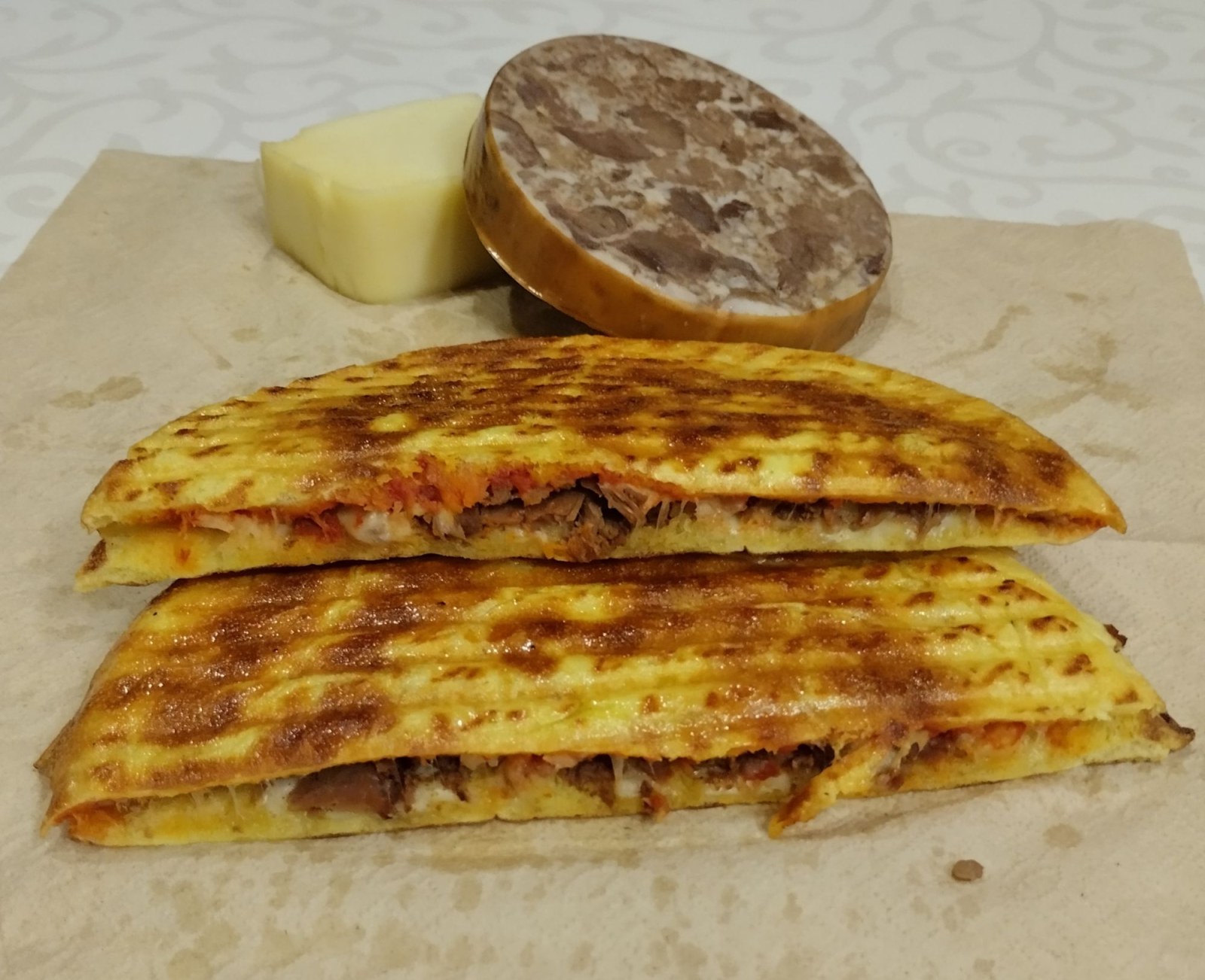 Bazlama kavurmalı kaşarlı