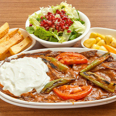 İskender (et dönerden) 100 gr yogurt salata ve turşu servis edilmektedir