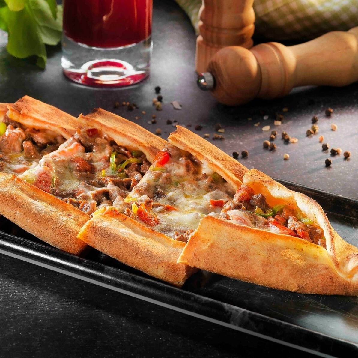 İkili Lezzet= 2 Kaşarlı Kıymalı Pide+ 2 Ayran (285 ml)