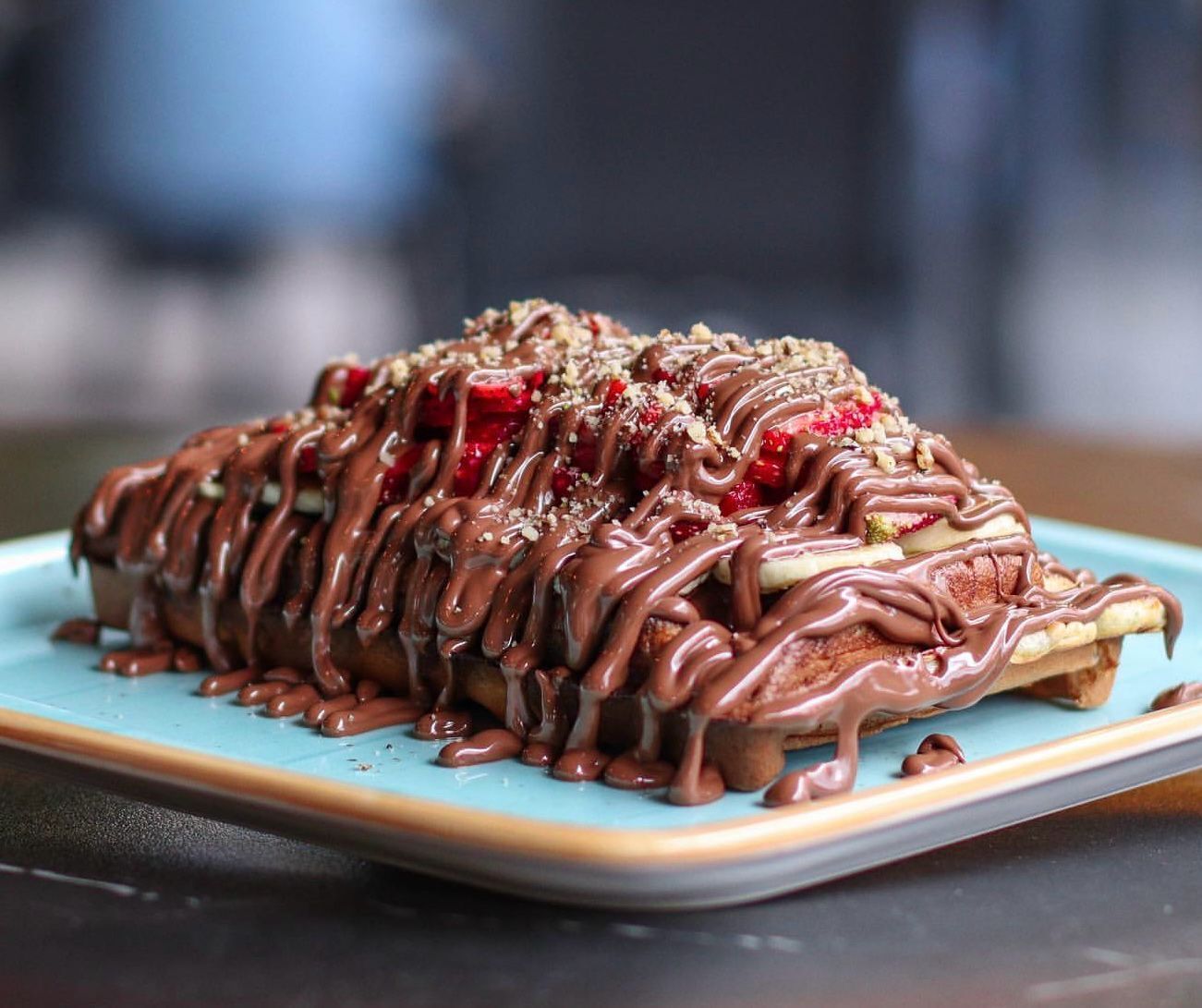 Sütlü Çikolatalı Muz & Çilek Waffle