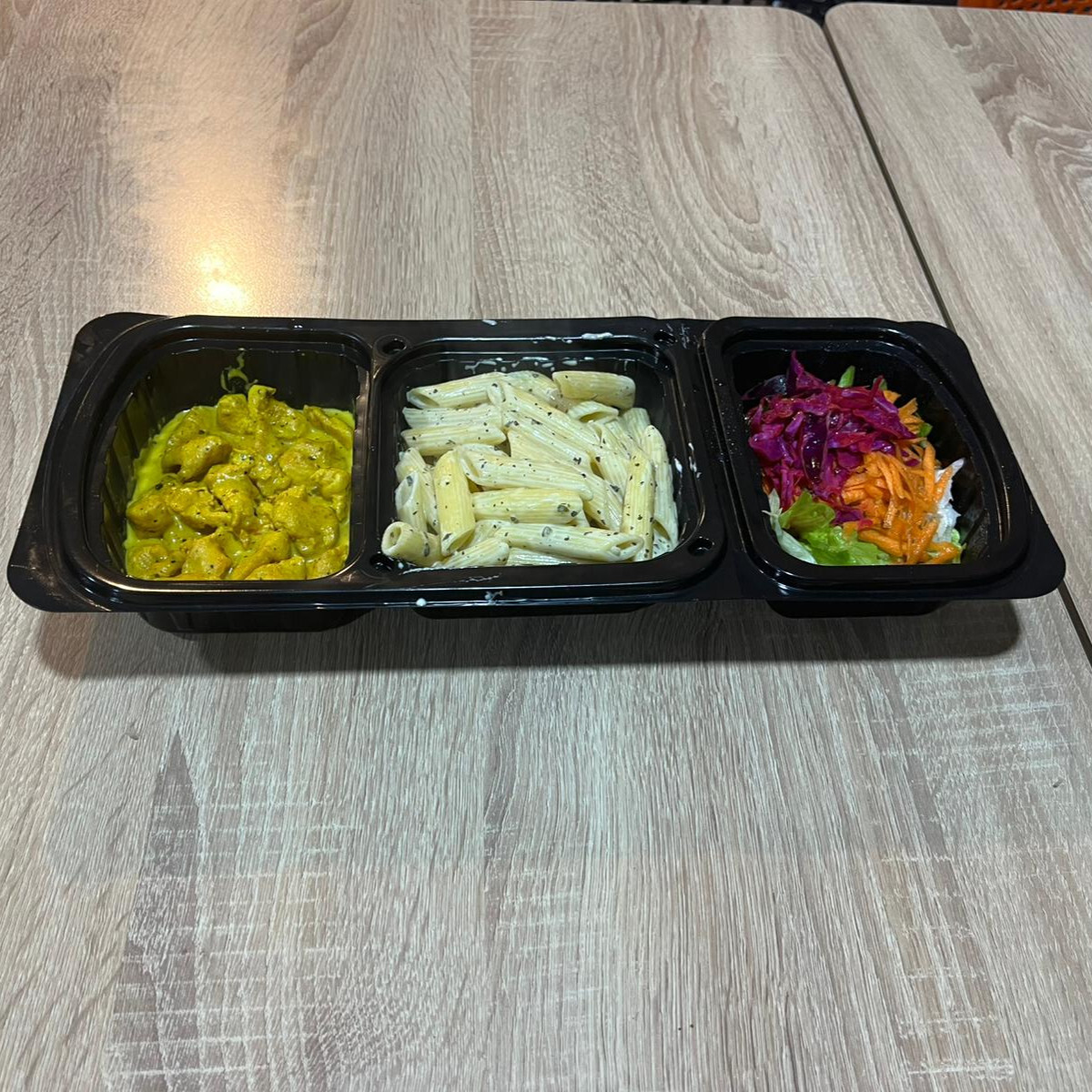 Cafe De Parisli Tavuk, Kremalı Fesleğenli Penne, Salata