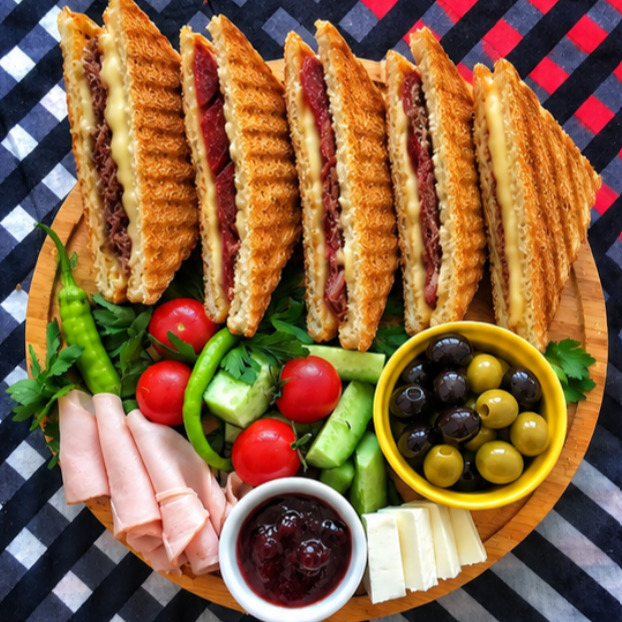 Sucuklu Kaşarlı Tost