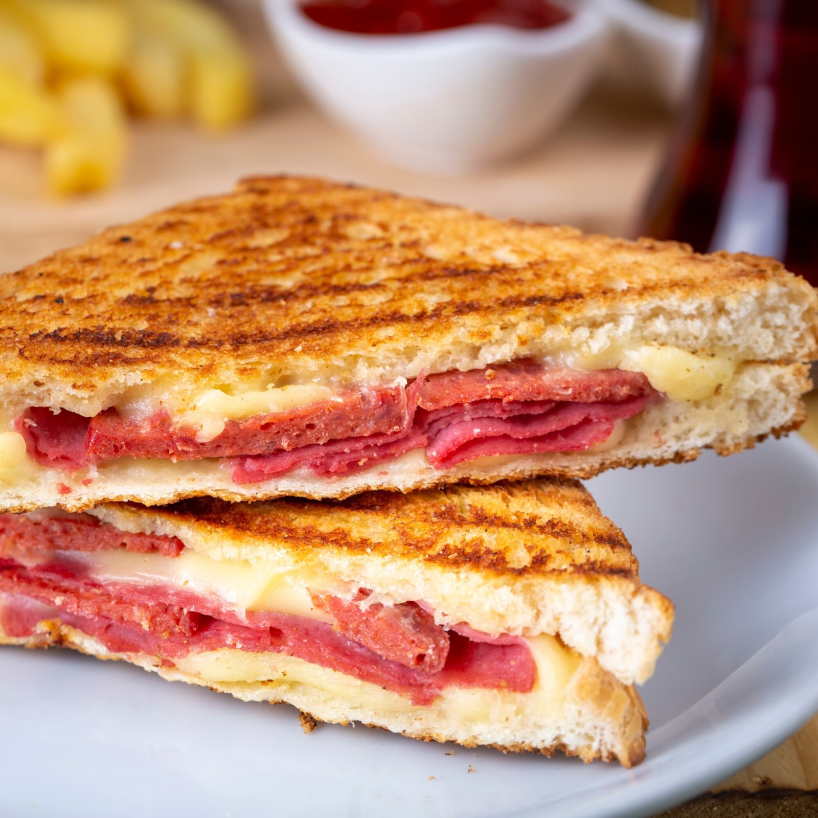 Çift Kaşar Peynirli, Sucuklu Tost