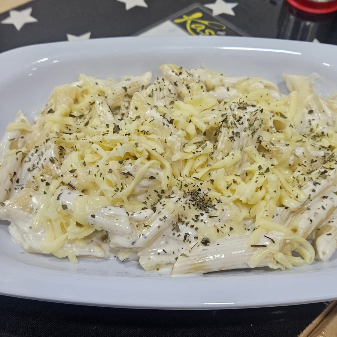 Kremalı Tavuklu Kaşarlı Makarna