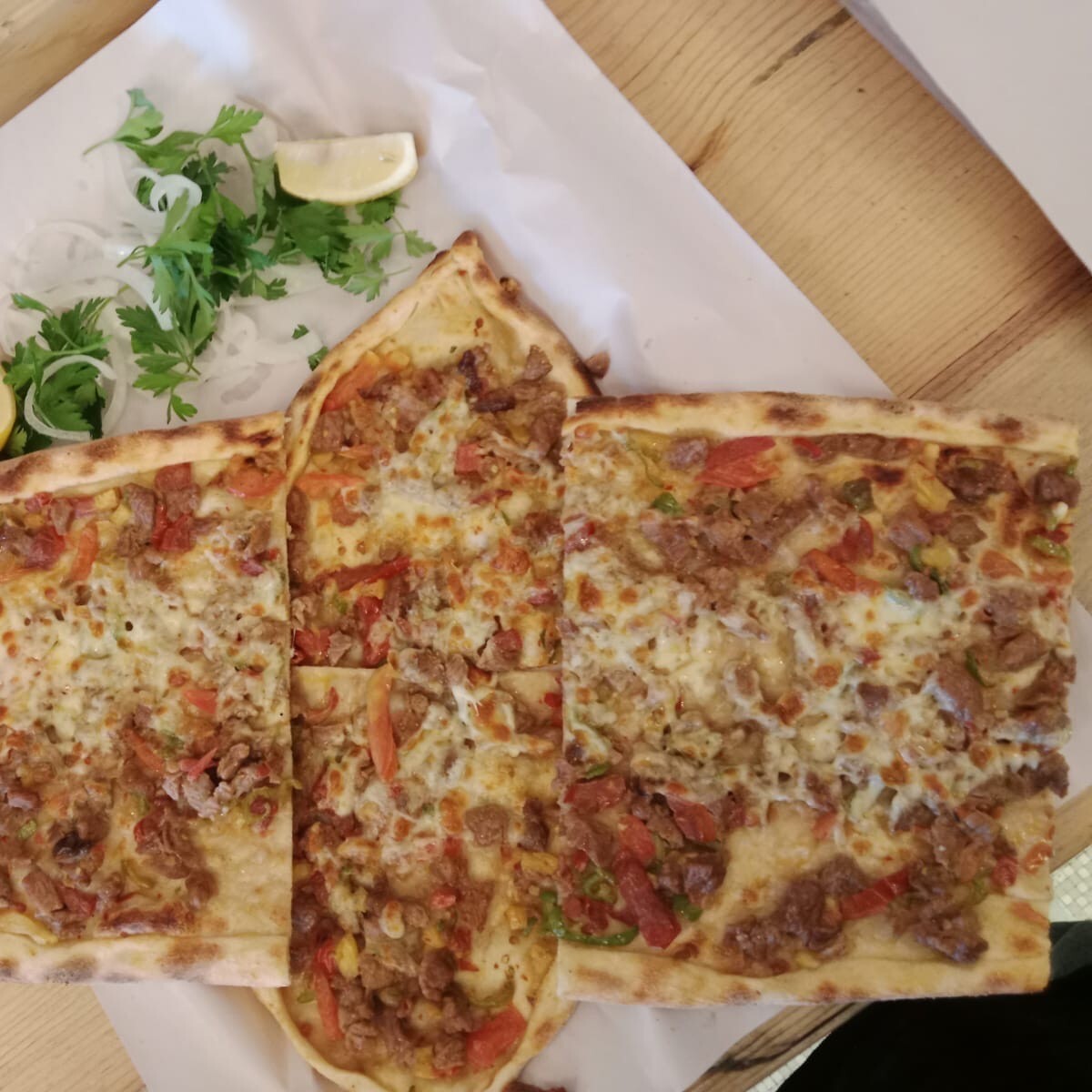 Kuşbaşılı Kaşarlı Pide