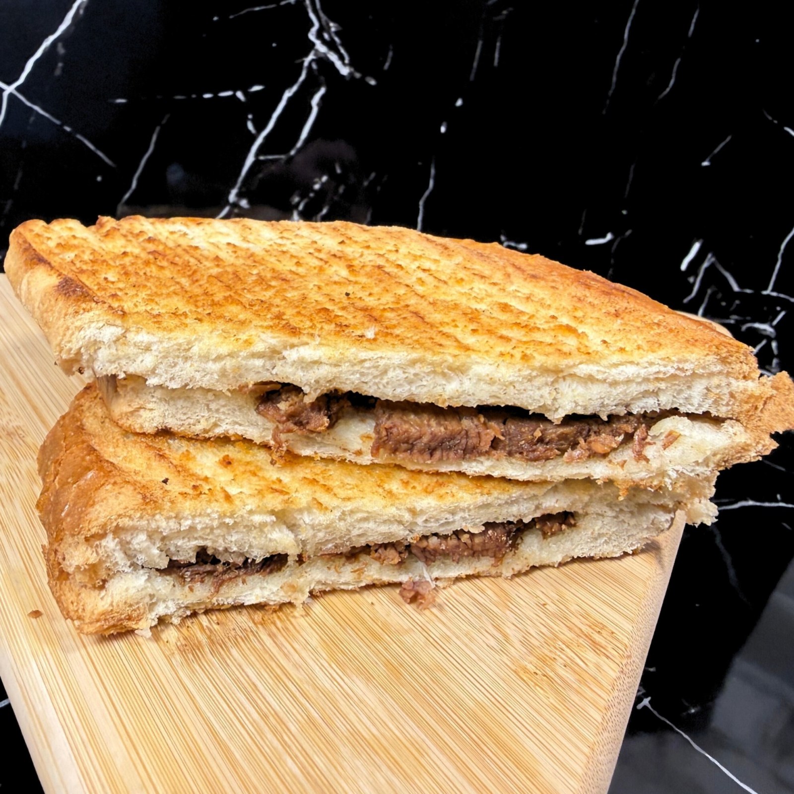 Tost Ekmeğine Kavurmalı Tost
