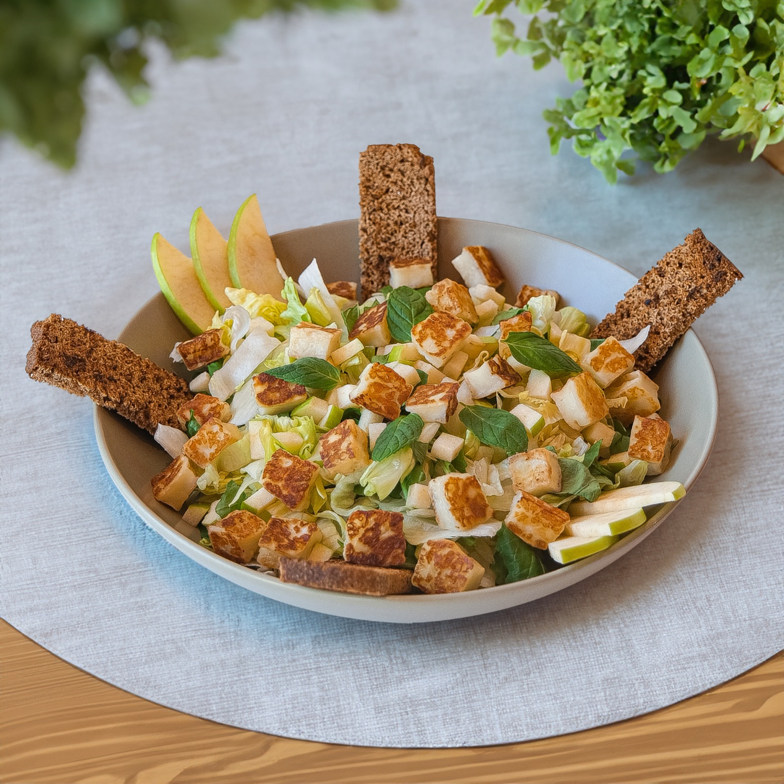 Kızarmış Peynirli Salata