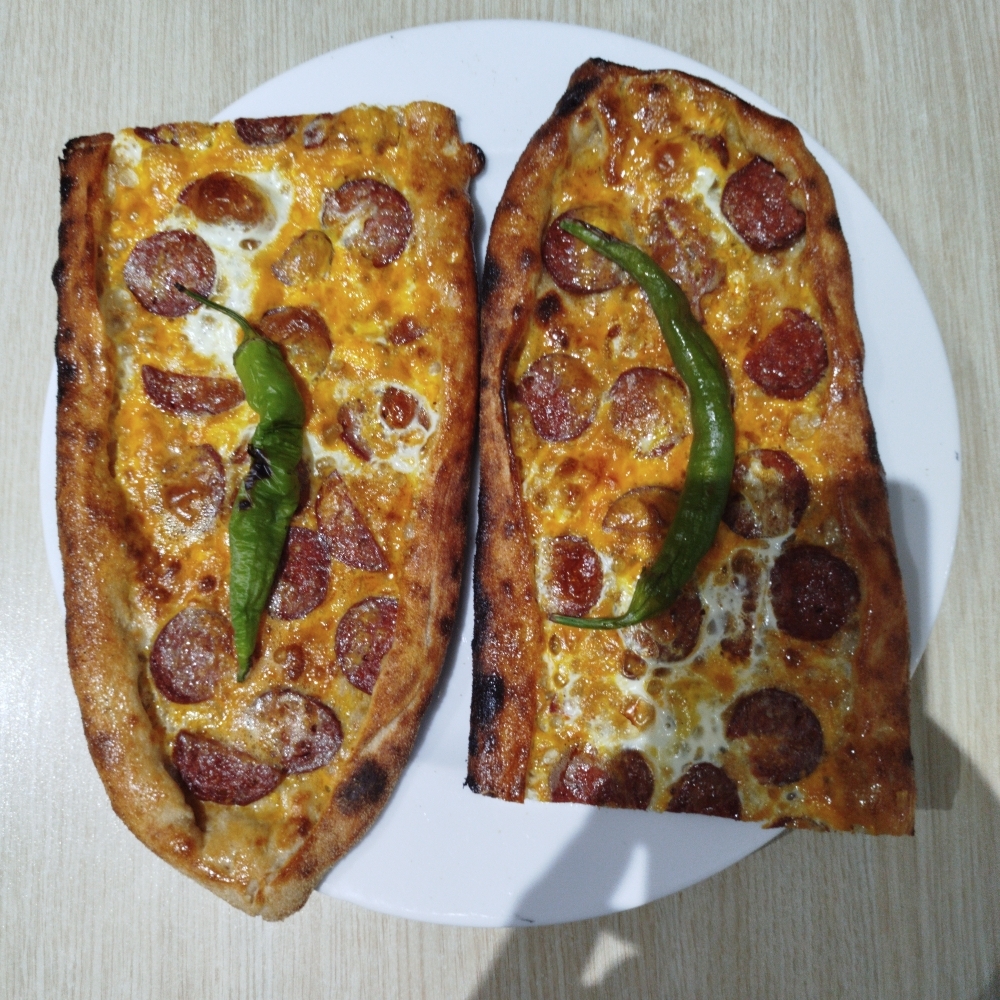 Sucuklu Pide