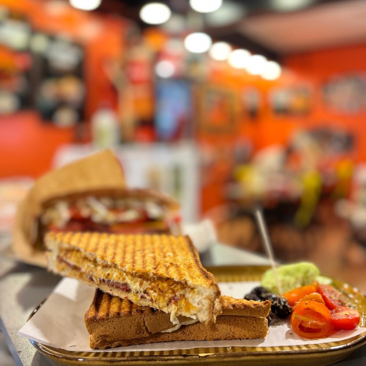 Pastırmalı Kaşarlı Tost /Domates, Salatalık, Zeytin ile