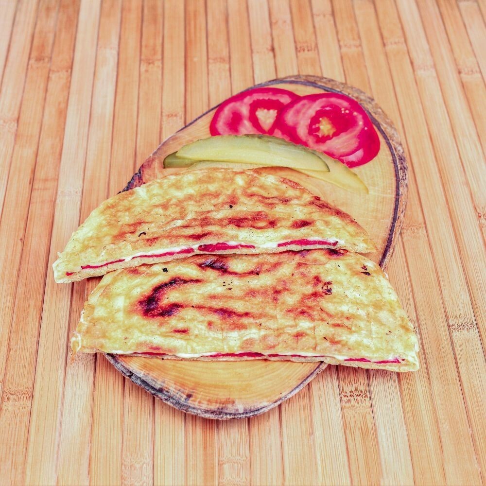 Bazlama Ekmeğine Sucuklu Kaşarlı Tost