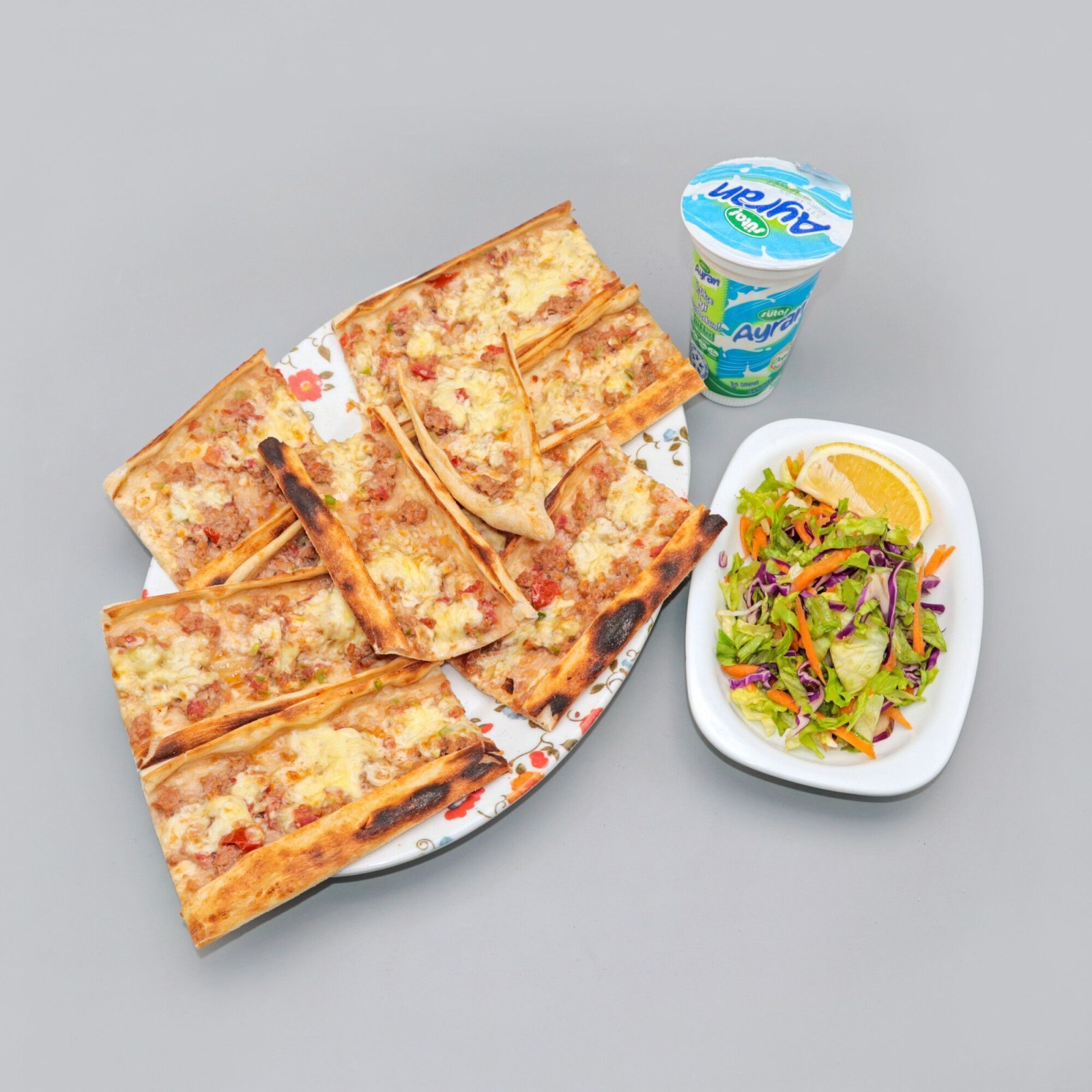 Kuşbaşılı Pide + Salata + Kutu İçecek